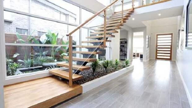 Пожалуй один из самых лучших вариантов декорирования пространства дома при помощи деревянной лестницы и мини-сада, что точно понравятся.