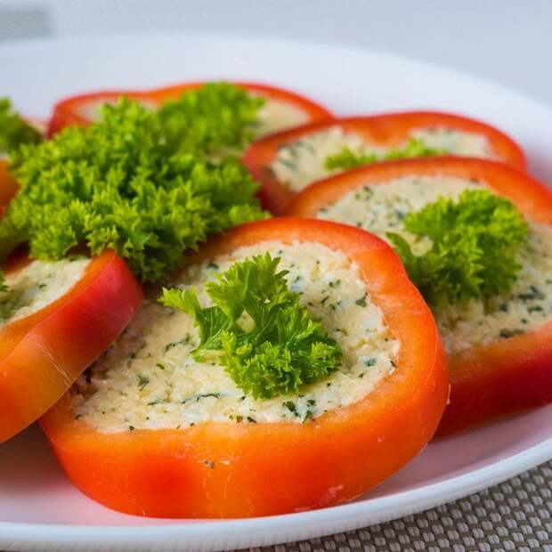 Красивая закуска из перцев и сыра