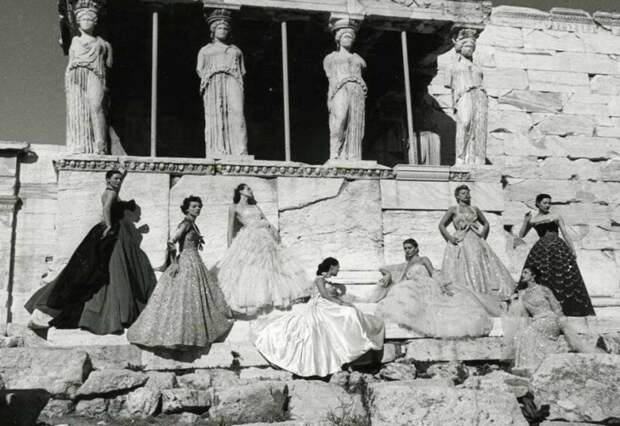 Демонстрация моделей Christian Dior у афинского акрополя. 1951 г. история, ретро, фото