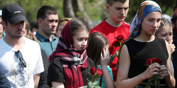 Погибшую при нападении на школу 25-летнюю учительницу похоронили в Казани