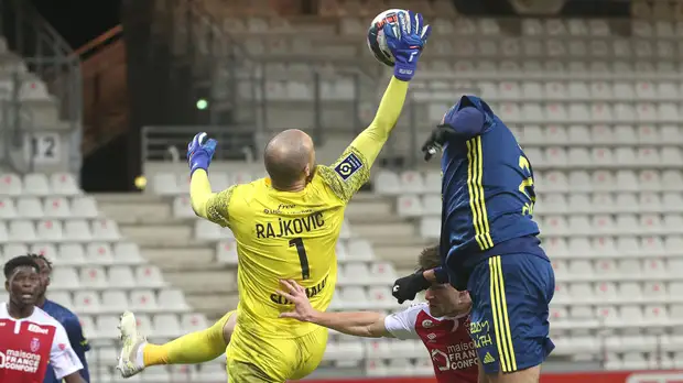 «Лион» в компенсированное время ушёл от поражения в матче Лиги 1 с «Реймсом»