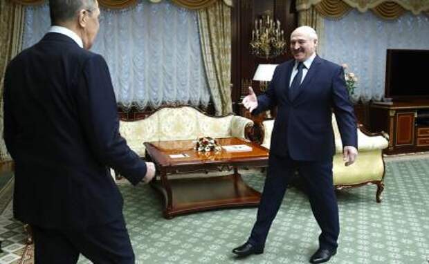 На фото: министр иностранных дел России Сергей Лавров и президент Белоруссии Александр Лукашенко (слева направо) во время встречи во Дворце независимости в Минске