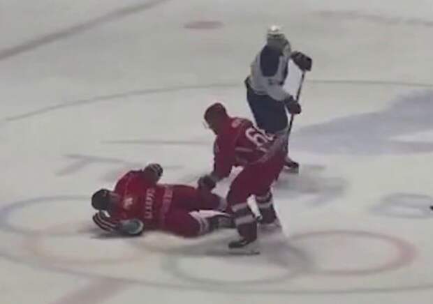 Лукашенко сбили с ног во время хоккейного матча на льду «Олимпик-Арены» в Минске