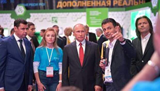 Владимир Путин во время посещения выставки Всероссийского форума профессиональной навигации ПроеКТОриЯ в комплексе Арена 2000 в Ярославле. 1 сентября 2017