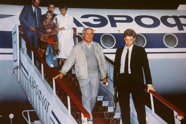 Возвращение Михаила Горбачева в Москву во время выступления ГКЧП