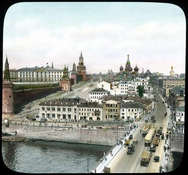 Вид на Москворецкую улицу и Васильевский спуск.