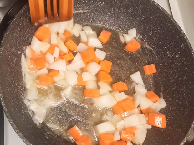 Обжариваем лук и морковь 