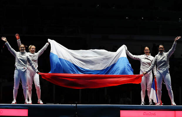 Российские саблистки после победы над командой Украины в финале командного турнира на Олимпиаде-2016