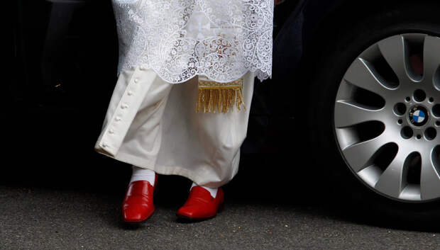 Картинки по запросу Какие носки носит Папа Римский?