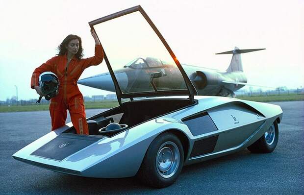 Необычный дизайн Lancia (Bertone) Stratos HF Zero.