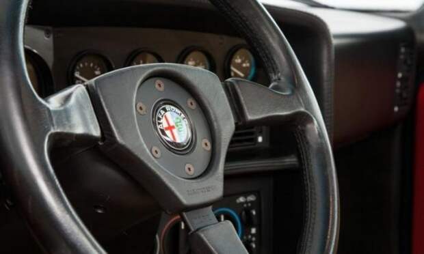 Где же находится запасное колесо у Alfa Romeo SZ?