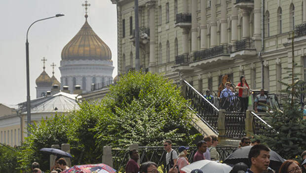 Туристы стоят в очереди на экскурсию в Московский Кремль