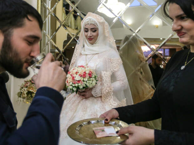 На чеченской свадьбе невеста должна стоять в углу.