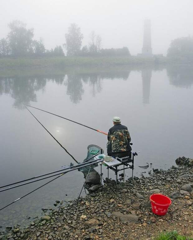 Туманное августовское или сентябрьское утро — лучшее время для ловли леща на канале.