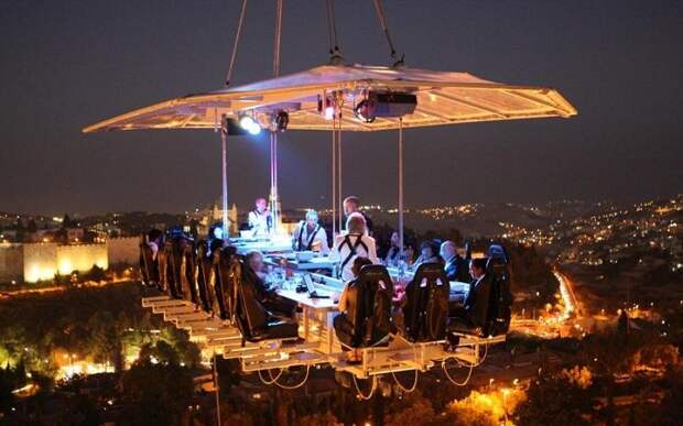 Ресторан в воздухе на высоте 50 метров.
