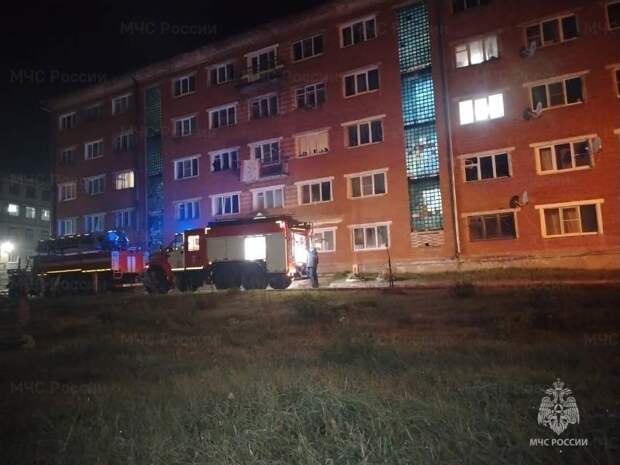 В Меленках на пожаре в многоквартирном доме сотрудники МЧС спасли мужчину