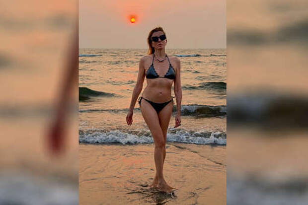 Ведущая Бондарчук снялась в купальнике на пляже