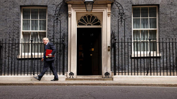 Еще один министр в Британии ушел в отставку из-за Джонсона