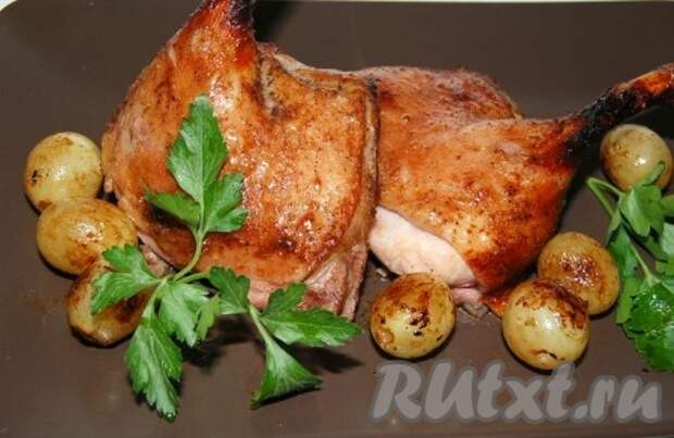 Сервировать кусочки приготовленной вкуснейшей утки вместе с обжаренными ягодами винограда. Сразу подавать на стол. 