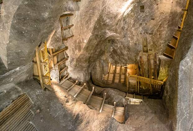 Деревянные лестницы, по которым спускались рабочие шахты.