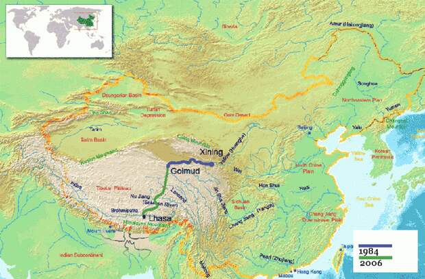 Согласно проекту, утвержденному в 2000 году председателем КНР Цзян Цзэминем, общая протяженность новой железной дороги должна была составить 1142 километра. На этом участке было организовано 45 станций, 38 из которых были автоматическими, без обслуживающего персонала. Тибетская магистраль от Голмуда поднималась с высоты 2800 метров над уровнем моря до перевала Танг-Ла (5072 метра) и затем вновь спускалась к Лхасе (3642 метра).