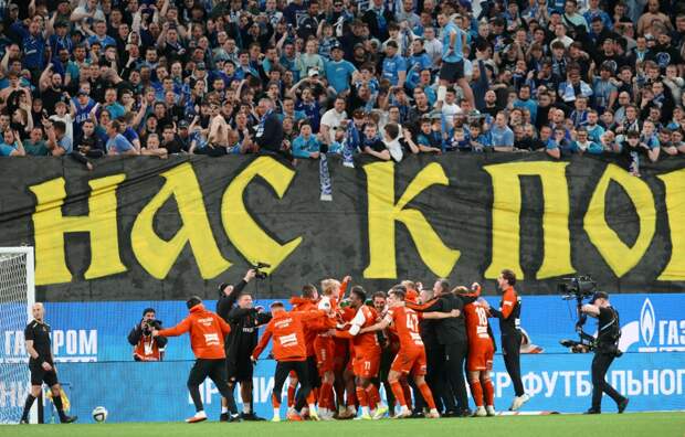 Болельщики «Зенита» забросали футболистов «Спартака» бутылками после матча в Кубке России