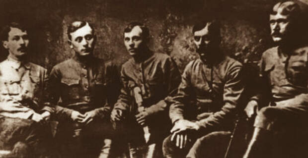 Антонов (в центре) и его сподвижники.Тамбовская губерния, 1918-1920 гг.