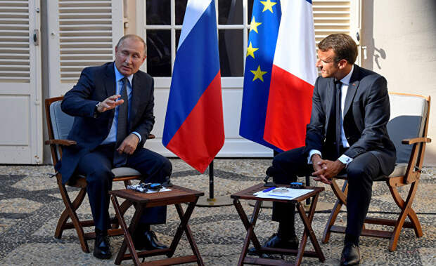 Президент Франции Эммануэль Макрон встретился с президентом России Владимиром Путиным во Франции