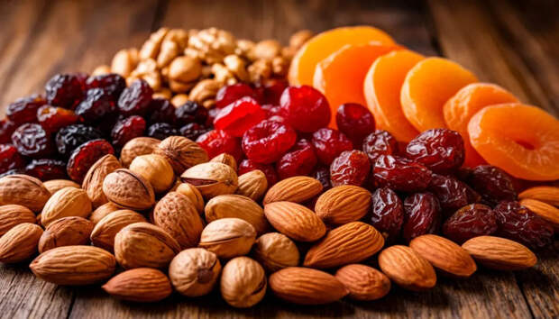 Орехи и сухофрукты мыть бессмысленно: крайне важно сделать ЭТО — едите сплошную химию