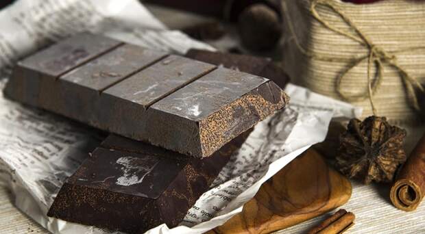 Почему на шоколаде появляется белый налет и можно ли его после этого есть?