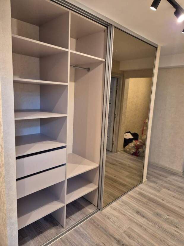 Шкаф в прихожую на заказ, с дверьми-купе из бронзового зеркала, от Hansa Mebel