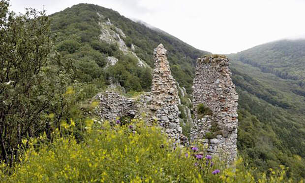 Руины замка Острый Камень