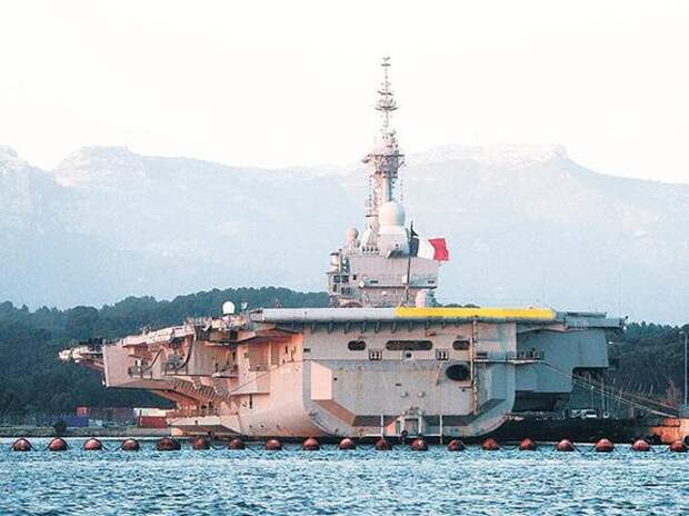 Французский авианосец сбежал из Балтийского моря