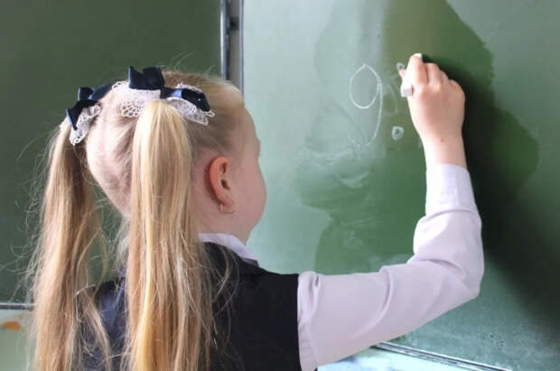 В РФ установили сроки приема заявлений на зачисление детей в первый класс