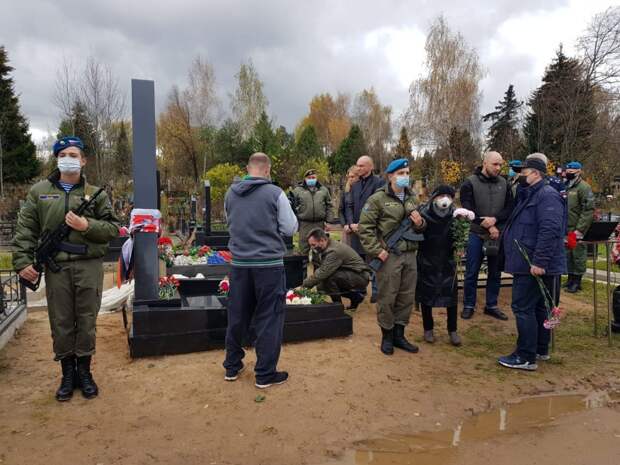 Памятник спецназовцу Никите Белякину установили на Митинском кладбище