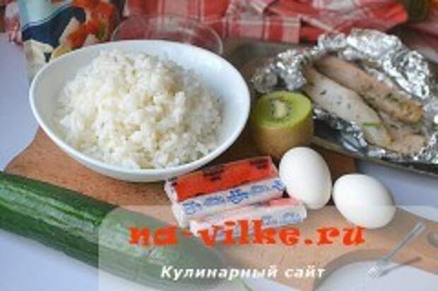 Салат с крабовыми палочками и печёной сёмгой