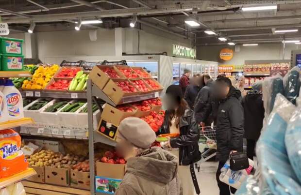 "Люди пакетами все выносят": что сейчас творится у "Пятерочки" во Владивостоке - видео