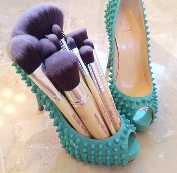 How to Put on Makeup in 60 Seconds