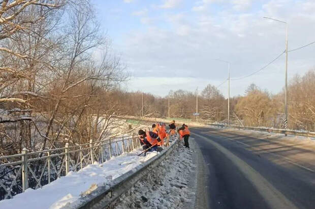 В Тульской области продолжают расчищать трассы от снега