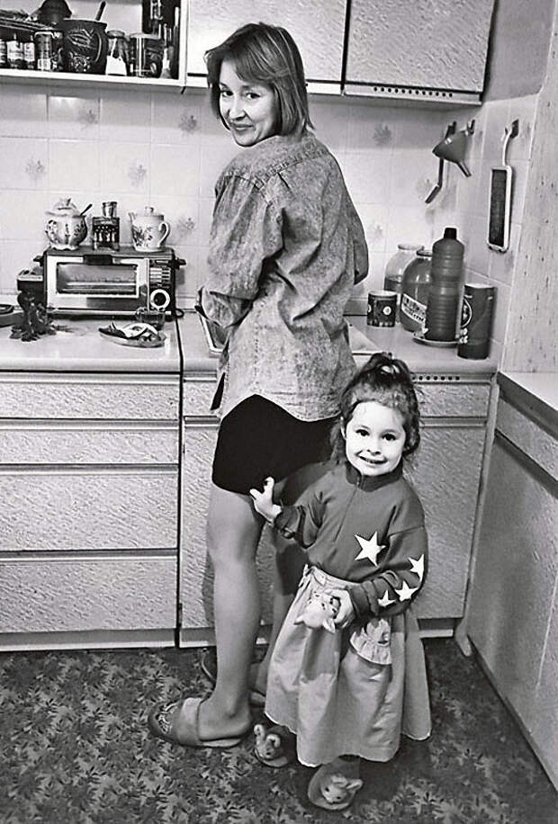 Лариса Удовиченко с дочерью Машей семья, слушают, фото
