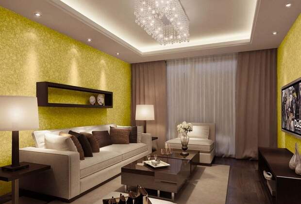 Необыкновенный интерьер гостиной создан с помощью оформления стен в золотых оттенках, а шторы в шоколадных.