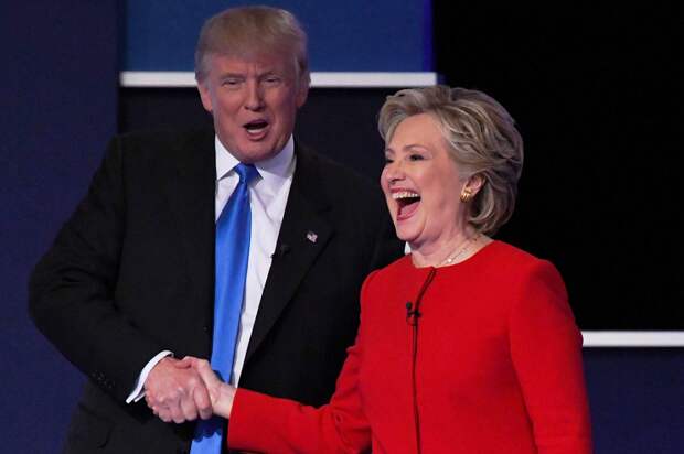 Трамп и Клинтон на первых дебатах.png