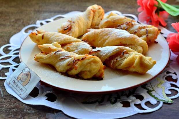 Слоеные палочки с яблоками