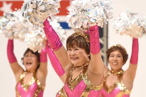 Японская группа поддержки, средний возраст участниц в которой составляет 70 лет