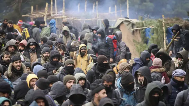 Handelsblatt: Польша потребовала от НАТО конкретных мер для решения ситуации с мигрантами