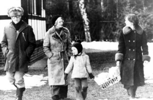 Семья Хонеккера в 1977 году. / Фото: www.aif.by Семья Хонеккера в 1977 году. / Фото: www.aif.by