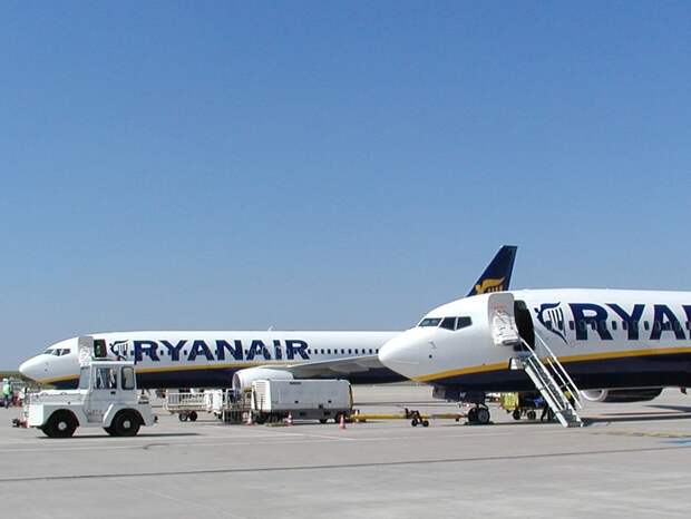 Two Ryanair planes being loaded on the tarmac