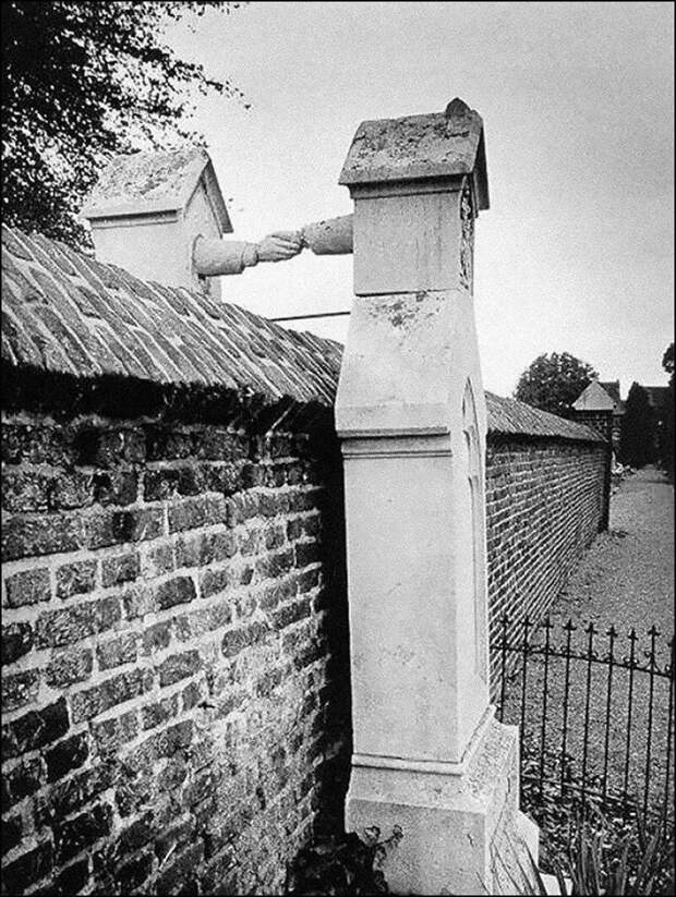 Могилы женщины-католички и ее мужа-протестанта, разделенные стеной. Голландия, 1888. жизнь, прошлое, ситуация, факт