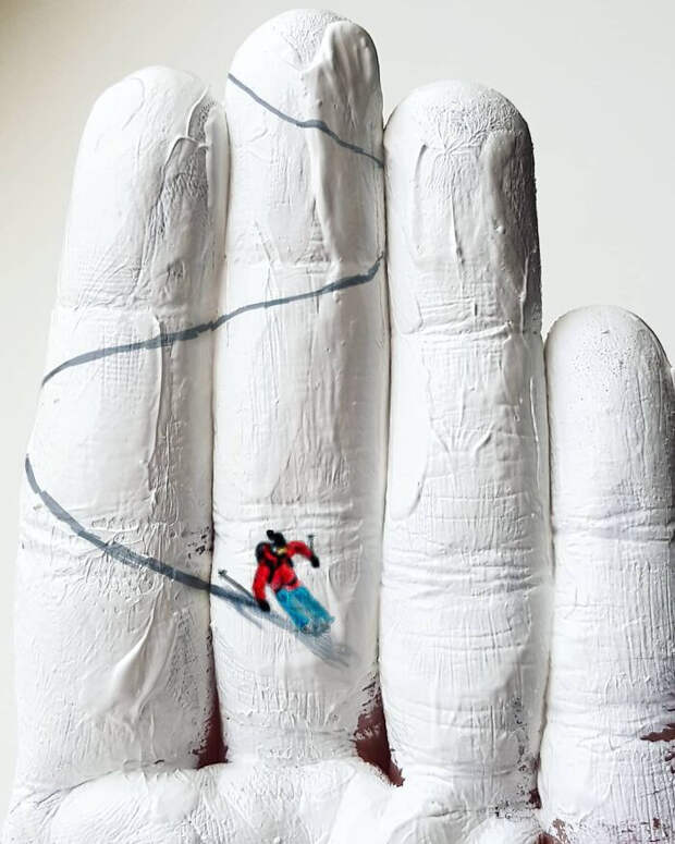 Художница использует свои руки в качестве холста