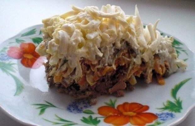 САЛАТ «ВЕЗУВИЙ» С КУРИНОЙ ПЕЧЕНКОЙ